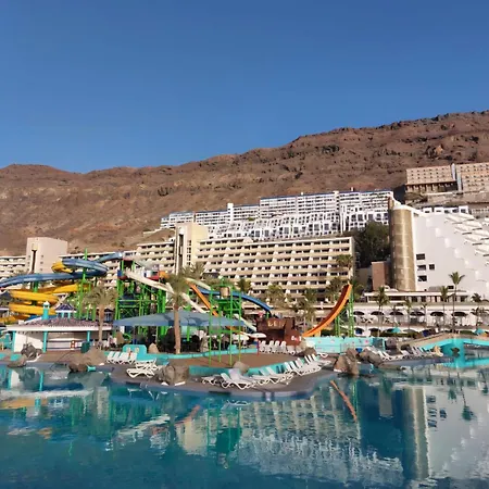 Luxholidays Apartament *